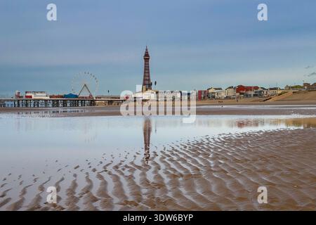Februar 2025. Der Blackpool Tower und der Pier bei Nacht in Blackpool, Großbritannien. Stockfoto