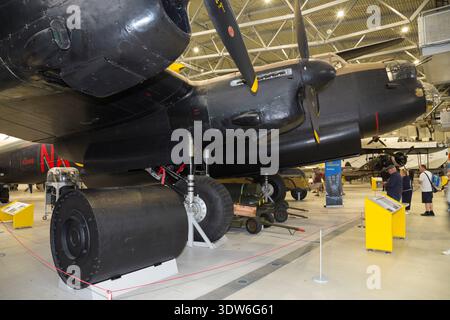 Der 1944 gebaute Avro Lancaster Mk X (Registernummer KB889) sah selbst keinen aktiven Kampfdienst, wird aber neben einer von Barnes Wallis entwickelten „Sprungbombe“ ausgestellt. Ausstellung in der Luftraum-Hangar-Flugzeughalle. Imperial War Museum, Duxford. Cambridgeshire. UK (140) Stockfoto