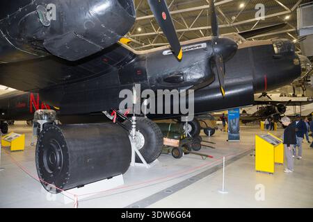Der 1944 gebaute Avro Lancaster Mk X (Registernummer KB889) sah selbst keinen aktiven Kampfdienst, wird aber neben einer von Barnes Wallis entwickelten „Sprungbombe“ ausgestellt. Ausstellung in der Luftraum-Hangar-Flugzeughalle. Imperial War Museum, Duxford. Cambridgeshire. UK (140) Stockfoto