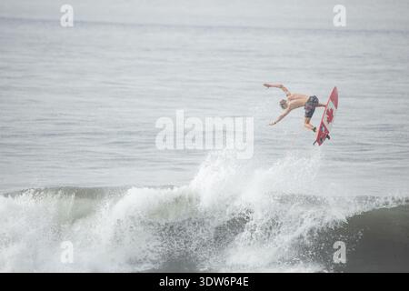 Bali - Indonesien, 26. Februar 2026; Surfers on the Beach in Bali, 16. Februar 2026 Stockfoto