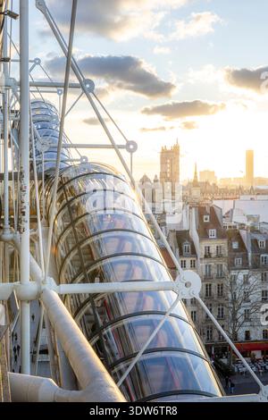 Paris, Frankreich - 3. Januar 2026: Atemberaubender Blick auf die Dächer von Paris von der Terrasse des Centre Pompidou. Stockfoto