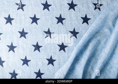 Feinstes blaues Baumwollgewebe mit dunklem Sternmuster. Draufsicht Stockfoto