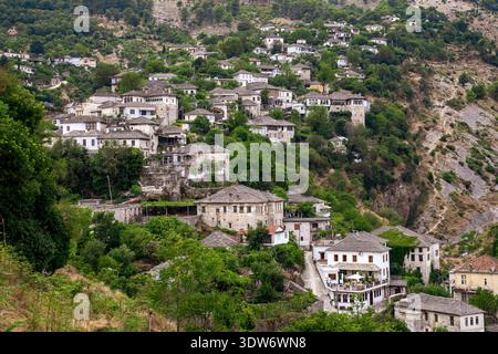 Ein Weitwinkelblick auf Gjirokaster, ein UNESCO-Weltkulturerbe in Albanien. Das Bild zeigt die markante Balkanarchitektur mit charakteristischem Sto Stockfoto