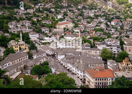 Panoramablick auf das historische Zentrum von Gjirokaster, ein UNESCO-Weltkulturerbe in Albanien. Das Bild zeigt gut erhaltene Osmanen Stockfoto