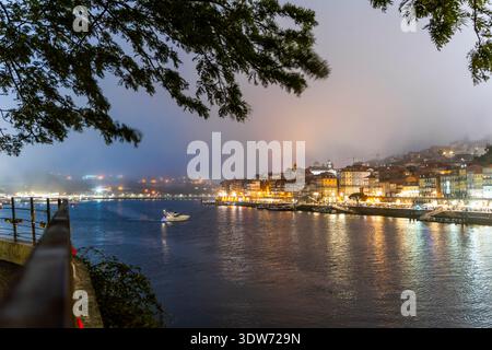 Ein malerischer Blick auf die antike Stadt Porto vom Fluss aus, mit Blick auf die engen Gassen und die klassische Architektur, Portugal Stockfoto