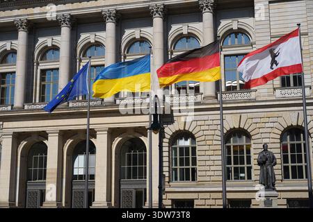 Berlin, Deutschland - 22. März 2022: Fahnen der EU, der Ukraine, Deutschlands und Berlins fliegen aus Solidarität vor dem Abgeordnetenhaus. Stockfoto