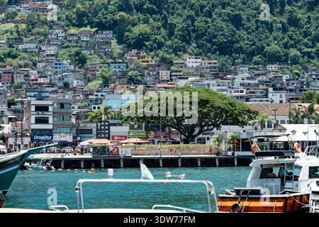 Blick auf einen Teil von Angra dos Reis vom Hafen aus Stockfoto