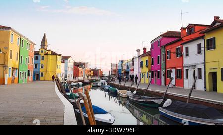 Burano, Venezia, Italien, 12-02-2017 Beschreibung: Panoramablick auf farbenfrohe Häuser und Kanal in Burano bei Dämmerung. Stockfoto