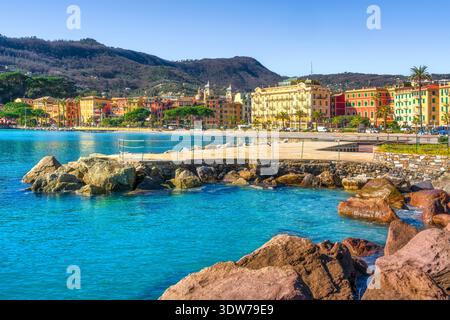 Malerischer Blick auf die felsige Küste und farbenfrohe historische Gebäude an der Promenade von Santa Margherita Ligure im Golf von Tigullio, Ligurien, Italien Stockfoto