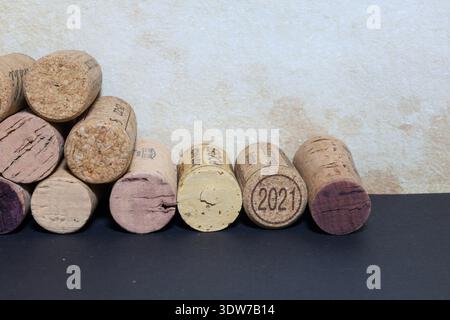 Athen, Griechenland - 15. Februar 2026: Eine Sammlung gebrauchter Naturweinkorken, die in einer Reihe vor neutralem Hintergrund angeordnet sind. Stockfoto