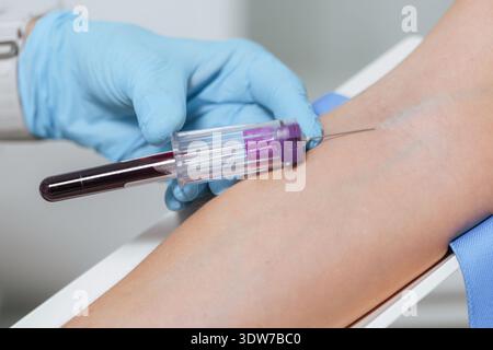 Medizinisches Fachpersonal führt Blutentnahme von Patienten Armvene in moderner medizinischer Klinik durch. Stockfoto
