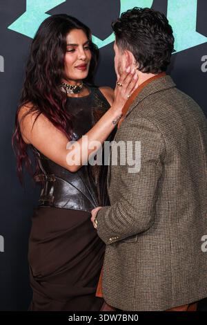 HOLLYWOOD, LOS ANGELES, KALIFORNIEN, USA - 17. FEBRUAR: Priyanka Chopra Jonas und sein Ehemann Nick Jonas kommen zur Weltpremiere von Amazon Prime Video's „The Bluff“, die am 17. Februar 2026 im TCL Chinese Theatre IMAX in Hollywood, Los Angeles, Kalifornien, USA stattfindet. (Foto: Xavier Collin/Image Press Agency) Stockfoto