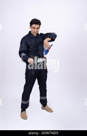 Der Mann in Uniform hält das Klemmbrett und blickt in die Kamera Stockfoto