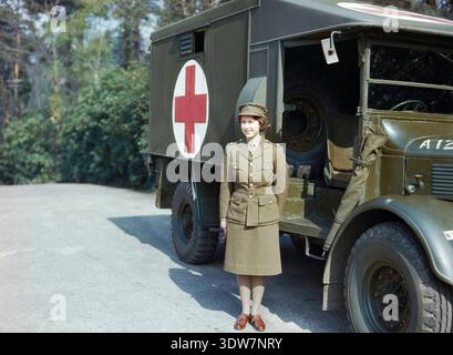 Prinzessin Elizabeth, 2. Subaltern im ATS oder Auxiliary Territory Service, neben einem Armeewagen. April 1945. Stockfoto