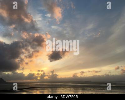 Moody dramatischer malerischer Sonnenuntergang über dem Strand, Küstenleben West Shore Llandudno, Wales, Postkarte, Reisen, Romantik, Bucheinband, Zeitschriftenfunktion Stockfoto
