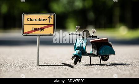 Ein Bild mit einem Wegweiser, der in zwei verschiedene Richtungen auf Deutsch zeigt. Eine Richtung ist nach Zeichen, die andere nach Bild. Stockfoto