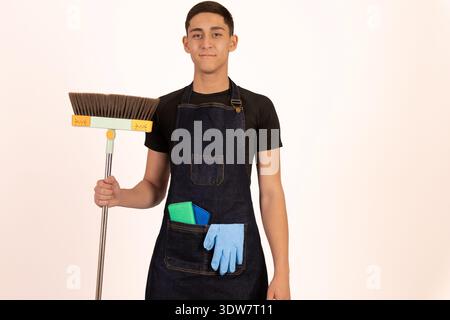 Berufstätige im Reinigungsmopp in Uniform-Haltung Stockfoto