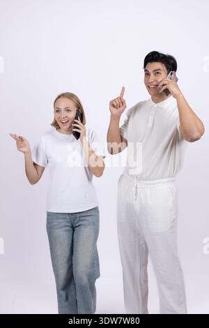Zwei Ärzte lächeln und zeigen mit den Fingern nach oben Stockfoto