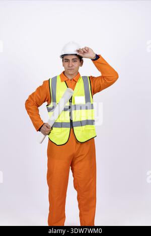 Arbeiter in der Sicherheitsweste kratzt Kopf in Gedanken Stockfoto