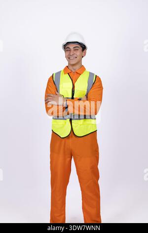 Bauarbeiter in Sicherheitsweste posiert mit überkreuzten Armen Stockfoto