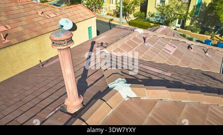Luftfeuchtigkeitsleitung auf dem Dach und Satellitenschüssel in Las Vegas Stockfoto
