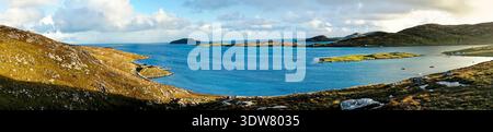 Äußere Hebriden, Schottland. Blick nach Süden über die Landzungen von West Vatersay bis Sandray vom Südufer von Barra bei Allt Chrisal auf Bentangaval Stockfoto