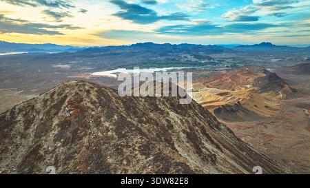 Lava Butte Mountain und Lake Las Vegas bei Sonnenaufgang mit weitläufigem Blick auf die Wüste Stockfoto