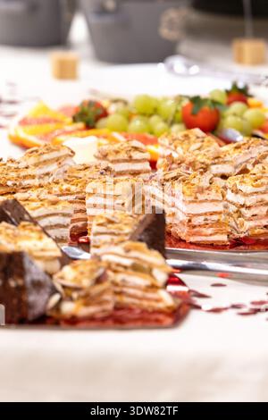 Verschiedene Kuchen und Gebäck auf festlichem Desserttisch mit frischem Obst Stockfoto