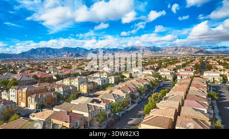 Las Vegas Wohngegend aus der Luft mit Vorstadthäusern und Bergblick Stockfoto