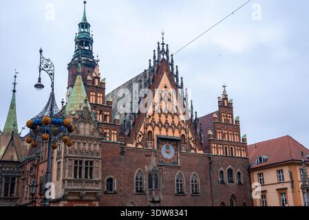 Breslauer altes Rathaus und kunstvolle Lampe auf Rynek, Blick auf die Straße Stockfoto