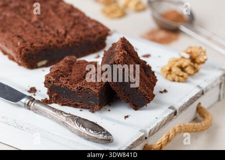 Hausgemachte Schokoladen-Brownies mit Walnüssen. Trüffelkuchen. Köstliches Dessert aus nächster Nähe. Selektiver Fokus Stockfoto