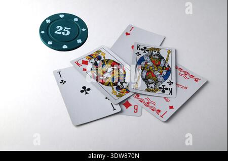 Aces spielen Karten mit einem 25 usd Casino Chip auf weißem Hintergrund. Stockfoto