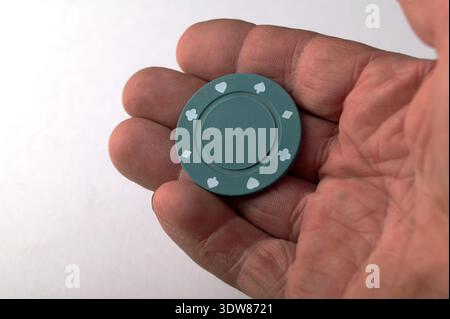 Aces spielen Karten mit einem usd 25 Casino Chip auf weißem Hintergrund. Ein $25 Taschenchip mit einem sauberen Hintergrund auf der Hand Stockfoto