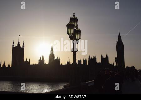 London, England, Großbritannien. Februar 2026. Am Ende eines sonnigen, ungewöhnlich warmen Tages untergeht die Sonne über den Häusern des Parlaments. (Kreditbild: © Vuk Valcic/ZUMA Press Wire) NUR REDAKTIONELLE VERWENDUNG! Nicht für kommerzielle ZWECKE! Stockfoto