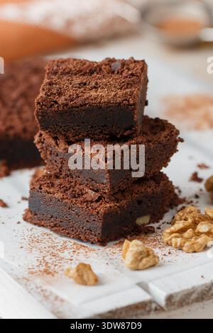 Hausgemachte Schokoladen-Brownies mit Walnüssen. Trüffelkuchen. Köstliches Dessert aus nächster Nähe. Selektiver Fokus Stockfoto