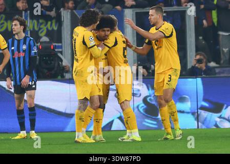 Karim Adeyemi feiert das Tor beim Play-off-Spiel der UEFA Champions League 2025/26 zwischen Atalanta BC und Borussia Dortmund am 25. Februar 2026 in der New Balance Arena in Bergamo, Italien Stockfoto