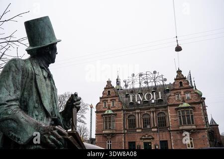 Bronzestatue mit Kopfhut mit Blick auf das historische Gebäude des Tivoli-Gartens in Kopenhagen Stockfoto