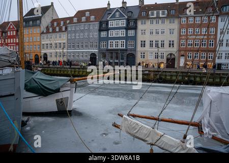 Nyhavn Hafen mit farbenfrohen Gebäuden und Booten in Kopenhagen Dänemark Stockfoto