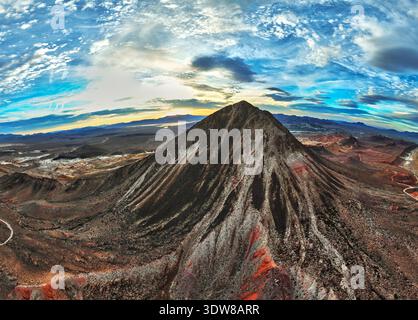 Luftpanorama Des Vulkangebirges Lava Butte Mit Dramatischem Wüstenhimmel Stockfoto