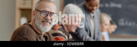 Kopf des älteren Kaukasiers lächelt während der Erwachsenenbildung Stockfoto
