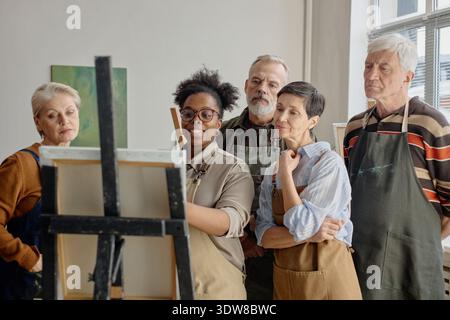 Verschiedene Gruppen von Erwachsenen mittleren Alters und Senioren lernen gemeinsam Malerei Stockfoto