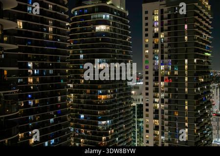 Beleuchtete Fenster an Hochhäusern in der Innenstadt von Miami, Florida, USA Stockfoto