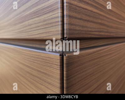 Nahaufnahme einer hölzernen Ecke mit natürlicher Textur und Maserung, mit präziser Ausrichtung und glattem Finish. Stockfoto
