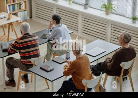 Gruppe von älteren kaukasischen Erwachsenen, die eine Lehrvorlesung im Klassenzimmer besuchen Stockfoto