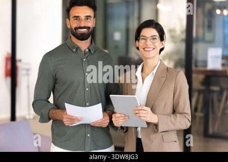 Porträt multiethnischer Teammitglieder, die im Büro stehen Stockfoto