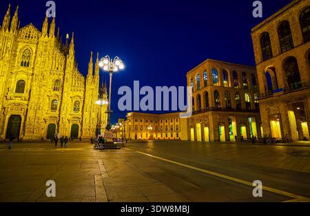 Piazza del Duomo bei Nacht mit dem prachtvoll beleuchteten Mailänder Dom in Mailand, Italien. Stockfoto