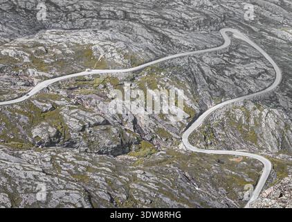 Gewundene Bergstraße durch felsige Landschaft in Dalsnibba, Norwegen Stockfoto