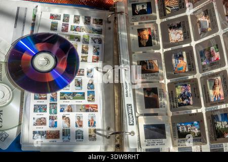 Stillleben von 35-mm-Fotodias in Archivblättern und CDs mit Miniaturansichten, 2026, USA Stockfoto