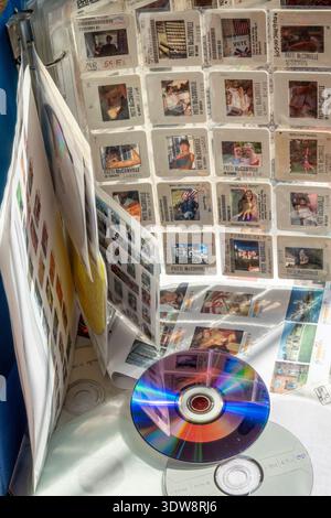 Stillleben von 35-mm-Fotodias in Archivblättern und CDs mit Miniaturansichten, 2026, USA Stockfoto