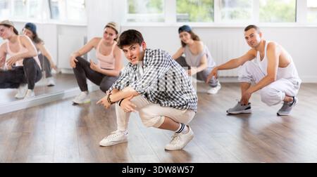 Eine Gruppe junger Freunde lernt Gruppentänze – Hip-Hop und Breakdance im Tanzstudio Stockfoto